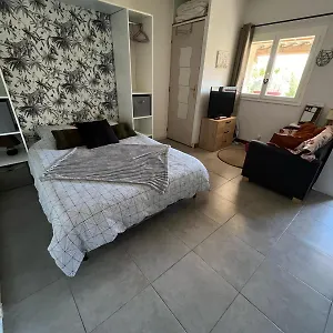 Dans La Campagne Aixoise Hébergement de vacances Meyreuil